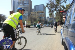 Ride Marshall explaining to a curious driver about the bike/ run initiative (Mostafa Ahmed - GBI Team)
