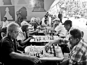 The street chess players under the bridge on Fuerzas Armadas avenue. Source: caracasshots.blogspot.com 